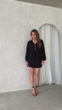 Stories de Conjunto Laura visco Paris com shorts básico bolsos laterais e blusa com manga longa laços busto leves