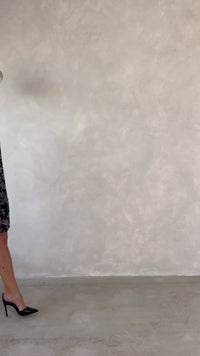 Stories de Vestido Curto Crepe Estampado Manga Longa, Gola Alta, Forrado - Daiane