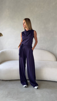 Stories de Conjunto feminino Aretha em lanzinha comfy regata gola orgânica e calça reta com cinto e passantes Aretha