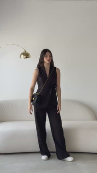 Stories de Conjunto em Alfaiataria Colete em V com Faixa e Calça Modelagem Reta Monique