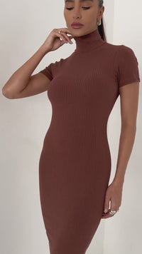 Stories de Vestido Midi Gola Alta Canelado com Fenda Lateral Cacharrel Mariah