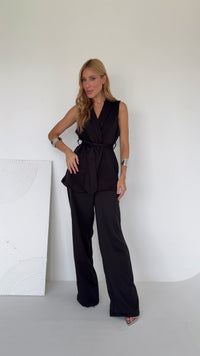 Stories de Conjunto em Alfaiataria Colete em V com Faixa e Calça Modelagem Reta Monique